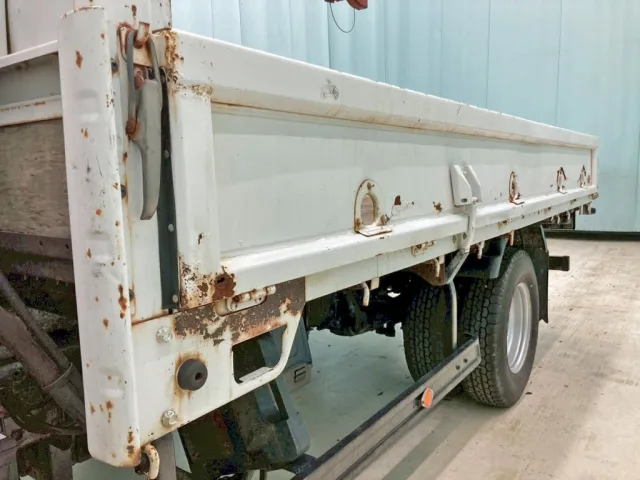 助手席側アオリ 及び サイドレール前方に腐食・穴あきがあります。|いすゞ エルフ TKG-NPR85AR(2WD)の写真19