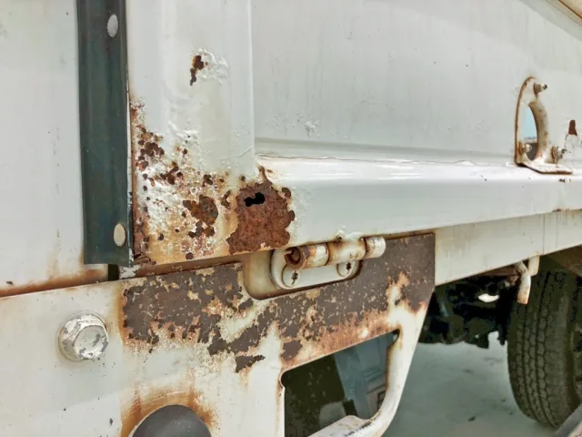 助手席側アオリ 及び サイドレール前方に腐食・穴あきがあります。(拡大図)|いすゞ エルフ TKG-NPR85AR(2WD)の写真20