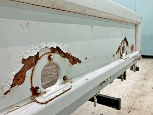 助手席側アオリ後方に腐食・割れがあります。|いすゞ エルフ TKG-NPR85AR(2WD)の写真21