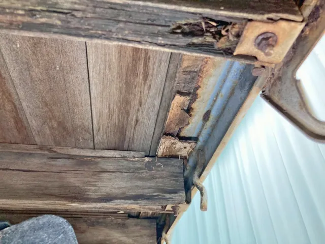 ボディー前方助手席側の床板に割れがあります。|いすゞ エルフ TKG-NPR85AR(2WD)の写真22