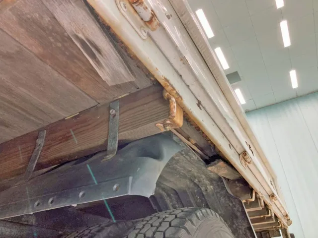 ボディー後方助手席側の床板に割れがあります。|いすゞ エルフ TKG-NPR85AR(2WD)の写真23