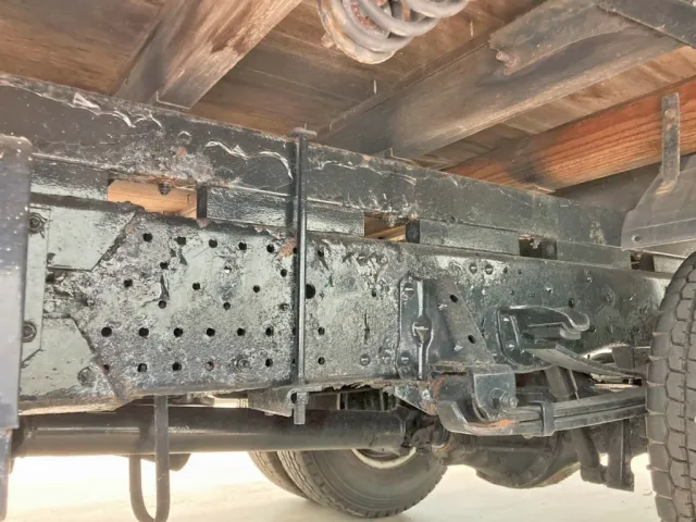 左右メインフレーム全体に腐食があります。(助手席側中央部)|いすゞ エルフ TKG-NPR85AR(2WD)の写真27