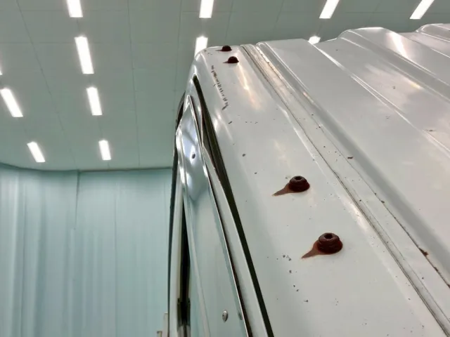 運転席ドア上部に曲がりがあります。|いすゞ エルフ TKG-NPR85AR(2WD)の写真43