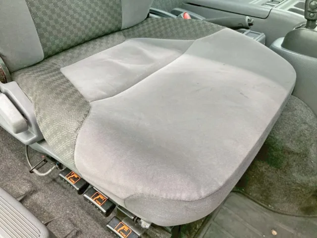 運転席座面にヘタリ・破れがあります。|いすゞ フォワード 2PG-FRR90S1(2WD)の写真8