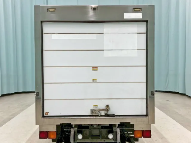 リヤドアはシャッター式です。|いすゞ フォワード 2PG-FRR90S1(2WD)の写真9