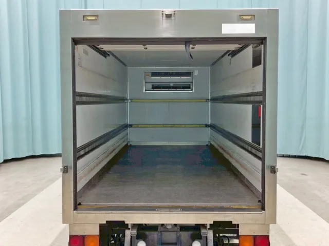 シャッターを開いた状態です。(門口周りはステンレス製です)|いすゞ フォワード 2PG-FRR90S1(2WD)の写真10