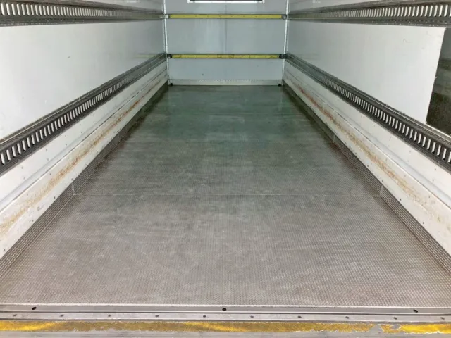 床はシステムフロアー アルミ製です。|いすゞ フォワード 2PG-FRR90S1(2WD)の写真11