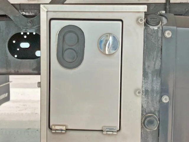 ゲートの昇降スイッチです。(オートターン機能は付いておりません)|いすゞ フォワード 2PG-FRR90S1(2WD)の写真17