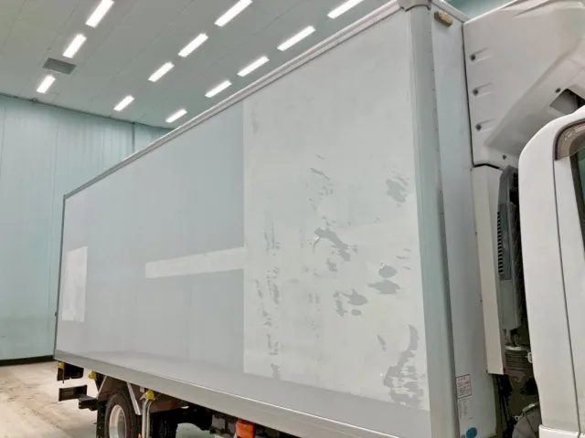 ボディー運転席側前方にシールはがし跡があります。|いすゞ フォワード 2PG-FRR90S1(2WD)の写真18