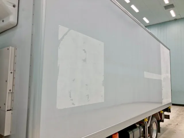 ボディー助手席側前方にシールはがし跡があります。|いすゞ フォワード 2PG-FRR90S1(2WD)の写真20