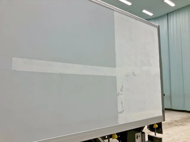 ボディー助手席側後方にシールはがし跡があります。|いすゞ フォワード 2PG-FRR90S1(2WD)の写真21