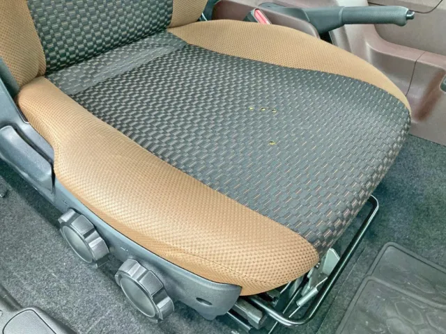 運転席座面にヘタリ・穴あきがあります。|日野 レンジャー 2KG-FD2ABA(2WD)の写真8