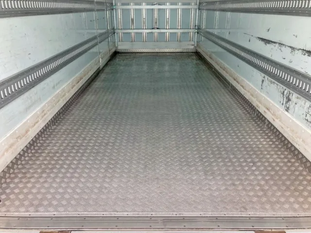 床は縞板アルミ製です。|日野 レンジャー 2KG-FD2ABA(2WD)の写真14