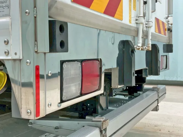 リヤレールの所々にヘコミがあります。(助手席側)|日野 レンジャー 2KG-FD2ABA(2WD)の写真22