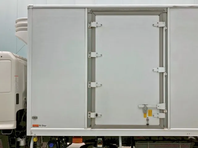 ボディー助手席側前方に片開き式のサイドドアが付いています。|日野 レンジャー 2KG-FD2ABA(2WD)の写真24