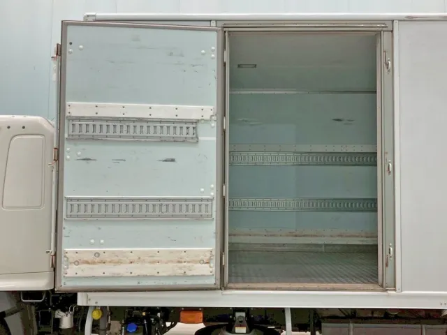 サイドドアを開いた状態です。(門口周りはステンレス製です)|日野 レンジャー 2KG-FD2ABA(2WD)の写真25