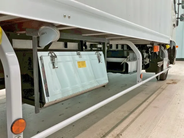 ボディー運転席側中央部にステンレス製の工具箱が付いています。|日野 レンジャー 2KG-FD2ABA(2WD)の写真26