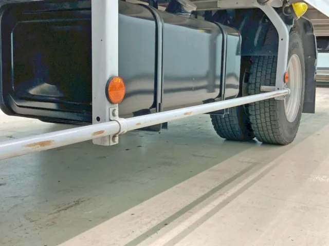 助手席側サイドバンパーに引きキズがあります。(中央部)|日野 レンジャー 2KG-FD2ABA(2WD)の写真31