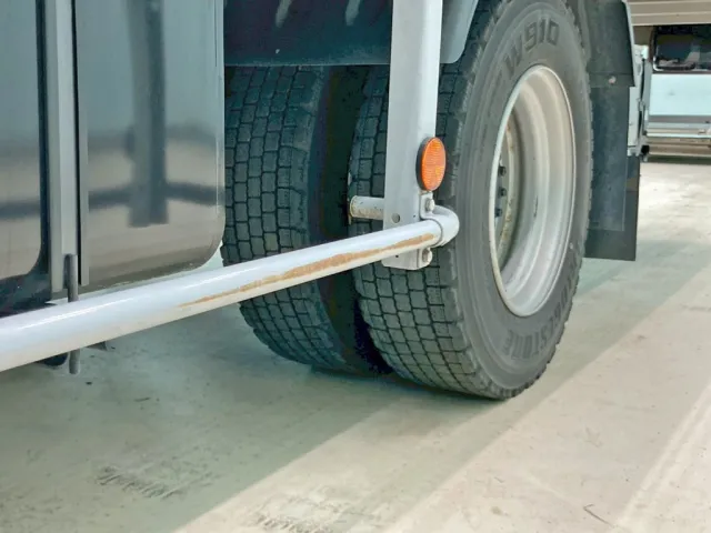 助手席側サイドバンパーに引きキズがあります。(後方)|日野 レンジャー 2KG-FD2ABA(2WD)の写真32