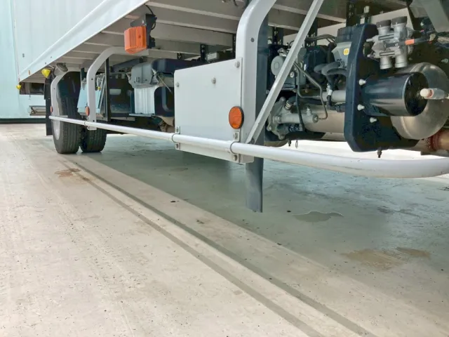 運転席側サイドバンパーにスリキズがあります。|日野 レンジャー 2KG-FD2ABA(2WD)の写真33