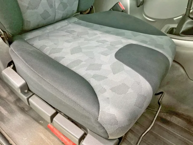 運転席座面にヘタリがあります。|UDトラックス クオン QDG-CV5YLの写真8