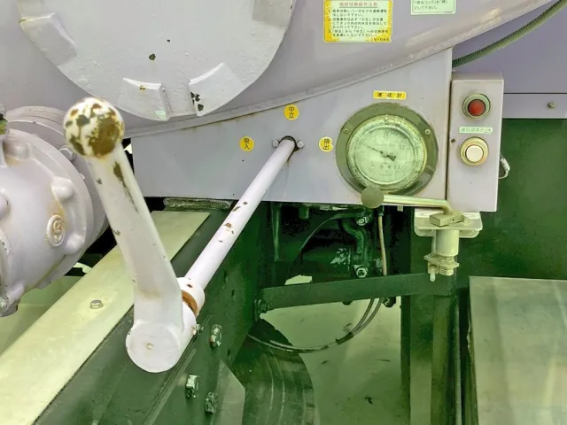 吸入・中立・排出の切り替えバルブと連成計です。|UDトラックス クオン QDG-CV5YLの写真14