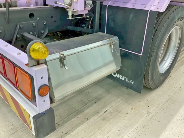 運転席側にステンレス製の工具箱が付いています。|UDトラックス クオン QDG-CV5YLの写真16