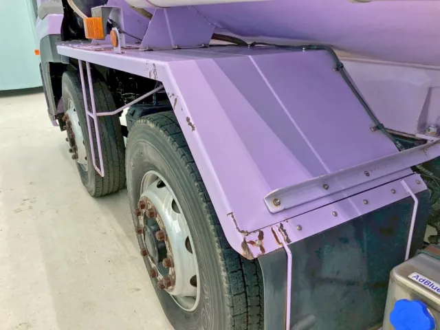 助手席側フロントフェンダー後方にキズ・サビがあります。|UDトラックス クオン QDG-CV5YLの写真19