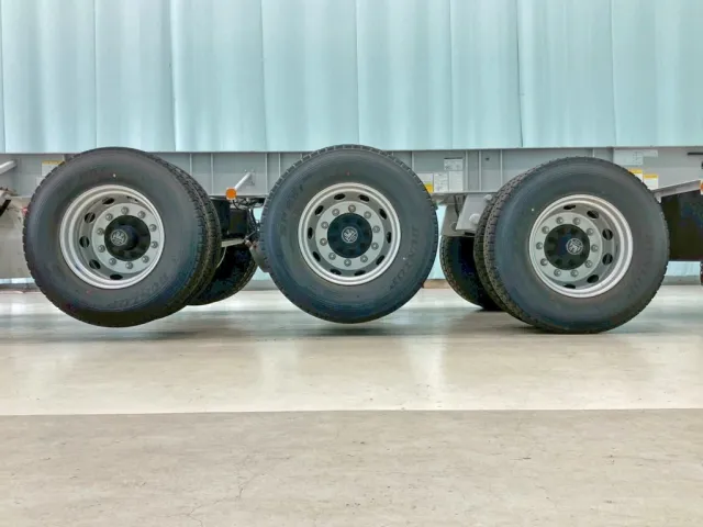 リフトアクスル機能付きです。(前2軸がリフトアップします)|トレクス  CTB34004改の写真17