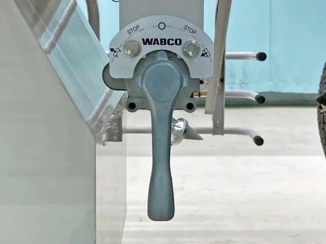 エアサスの昇降レバーです。|トレクス  CTB34004改の写真19