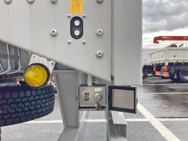 ウイングの開閉 及び メインスイッチです。|トレクス PFB34118の写真17