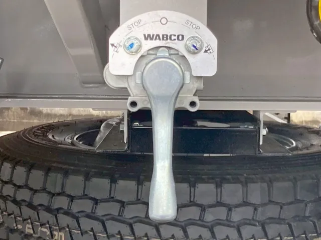 エアサスの昇降レバーです。|トレクス PFB34118の写真21