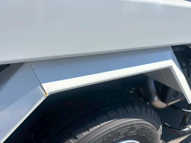 運転席側リヤフェンダーに置き錆があります。|いすゞ フォワード 2RG-FRR90S3(2WD)の写真17