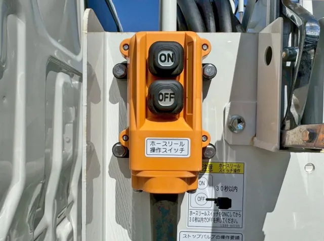 ホースリールの巻き取りスイッチです。|日野 デュトロ 2KG-XZU600E(2WD)の写真17