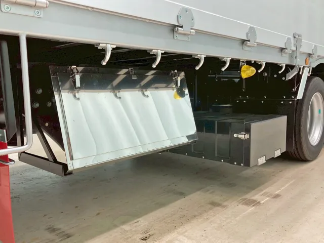 ボディー運転席側後方にステンレス製の工具箱が付いています。|三菱 スーパーグレート 2PG-FS84VZの写真13