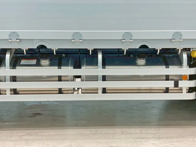 燃料タンクは200Lと300Lのアルミ製が付いています。|三菱 スーパーグレート 2PG-FS84VZの写真15