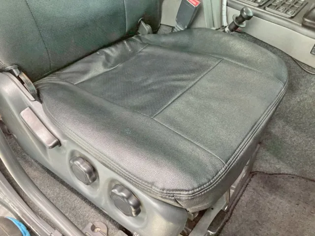 運転席座面にヘタリ 及び エアシートが上下に微動します。|三菱 スーパーグレート QKG-FV60VJRの写真9