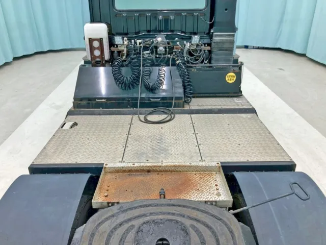 踊り場は縞板アルミです。|三菱 スーパーグレート QKG-FV60VJRの写真11