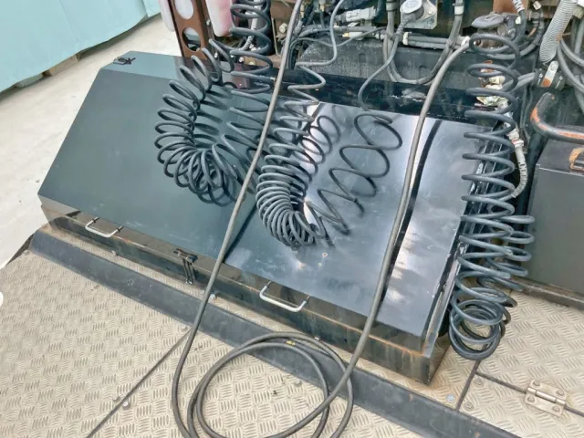 踊り場前方助手席側に大型の工具箱が付いています。|三菱 スーパーグレート QKG-FV60VJRの写真13