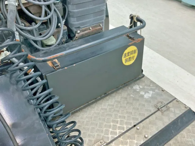 踊り場前方運転席側に工具箱が付いています。|三菱 スーパーグレート QKG-FV60VJRの写真14