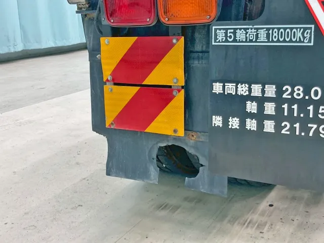 助手席側の泥除けシートに破れがあります。|三菱 スーパーグレート QKG-FV60VJRの写真21