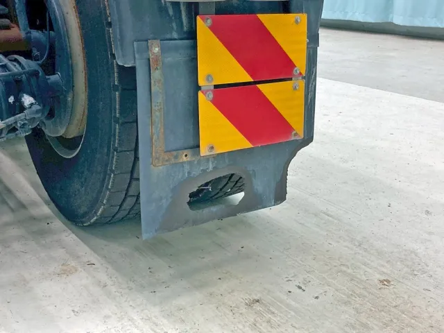 運転席側の泥除けシートに破れがあります。|三菱 スーパーグレート QKG-FV60VJRの写真22