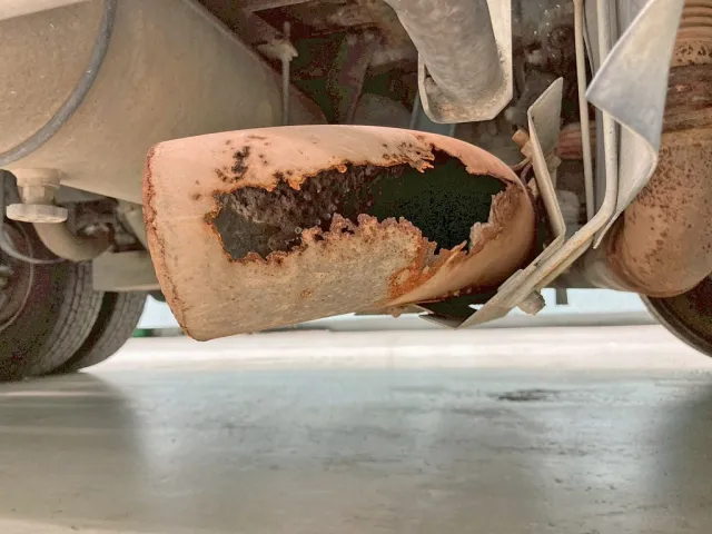 マフラーのテールパイプに腐食・割れがあります。|三菱 スーパーグレート QKG-FV60VJRの写真24