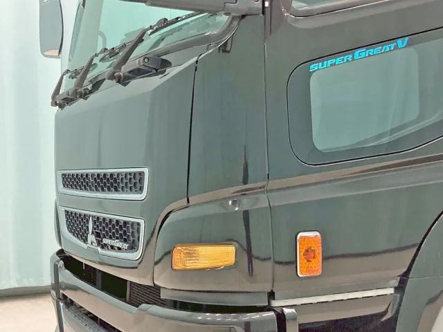 助手席側コーナー下部に少々歪みがあります。|三菱 スーパーグレート QKG-FV60VJRの写真26