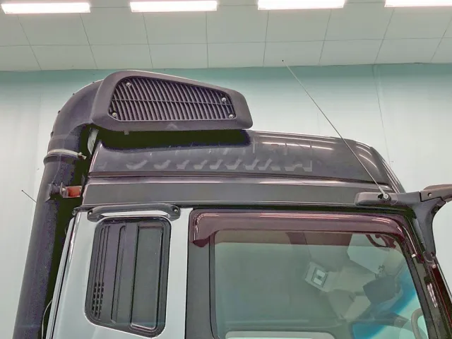 ルーフ運転席側にシールはがし跡があります。|三菱 スーパーグレート QKG-FV60VJRの写真27