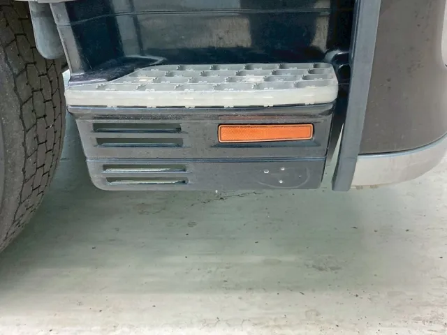 運転席側のステップカバーに加工穴があります。|三菱 スーパーグレート QKG-FV60VJRの写真30