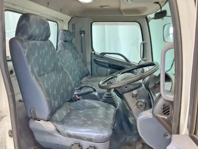 乗車定員は3名です。(ベッドレスキャビンです)|日野 レンジャー ADG-FC6JCWA(2WD)の写真7