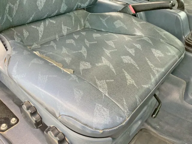 運転席座面にヘタリ・破れがあります。|日野 レンジャー ADG-FC6JCWA(2WD)の写真8