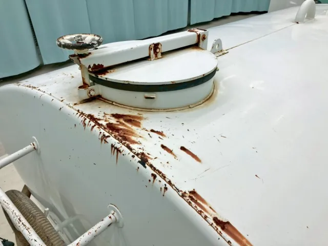 タンクフタ周辺にキズ・サビがあります。(運転席側)|日野 レンジャー ADG-FC6JCWA(2WD)の写真11