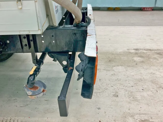 助手席側テールランプ周りに曲がりがあります。|日野 レンジャー ADG-FC6JCWA(2WD)の写真14